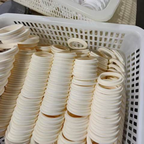 Bagues en céramique dans des paniers de stockage