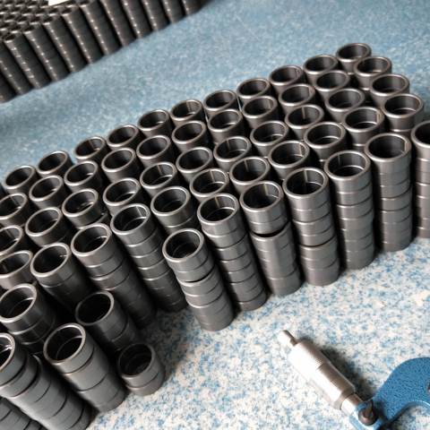 Piles de bagues d'étanchéité foncées